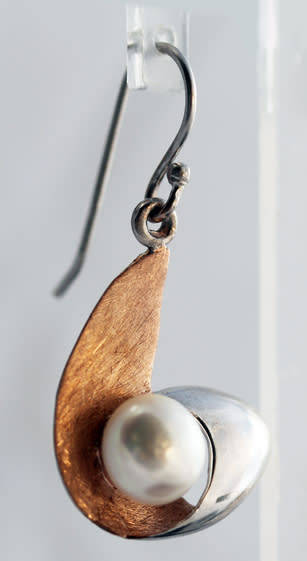 MODERN GEOMETRIC STERLING SILVER AND NATURAL PEARL EARRINGS. 925
