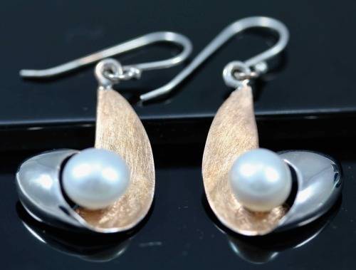 MODERN GEOMETRIC STERLING SILVER AND NATURAL PEARL EARRINGS. 925