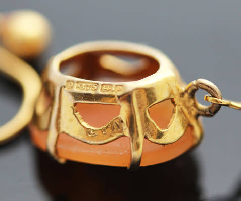 DAINTY ENGLISH VINTAGE 9CT YELLOW GOLD CAMEO EARRINGS. WELL HALLMARKED. CLASSIC!