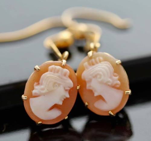 DAINTY ENGLISH VINTAGE 9CT YELLOW GOLD CAMEO EARRINGS. WELL HALLMARKED. CLASSIC!