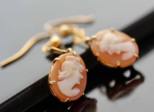 DAINTY ENGLISH VINTAGE 9CT YELLOW GOLD CAMEO EARRINGS. WELL HALLMARKED. CLASSIC!