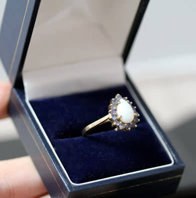 VINTAGE 9CT YELLOW GOLD PEAR FACETED NATURAL OPAL AND TANZANITE RING