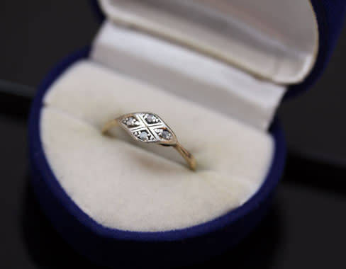 ANTIQUE ENGLISH DIAMOND PLATINUM AND 9CT YELLOW GOLD RING. DIAMONDS GEM TESTED