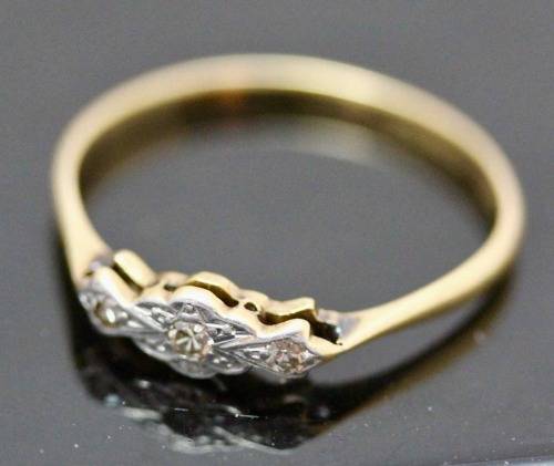VINTAGE ART DECO DIAMOND TRILOGY 18CT YELLOW GOLD AND PLATINUM RING. circa 1930