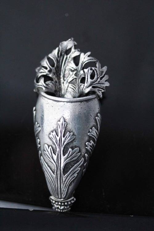 UNUSUAL VINTAGE COLLECTABLE TUSSIE MUSSIE (BOUTONNIER) BROOCH FOR FRESH FLOWER POSY