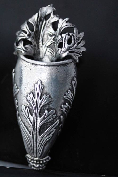 UNUSUAL VINTAGE COLLECTABLE TUSSIE MUSSIE (BOUTONNIER) BROOCH FOR FRESH FLOWER POSY