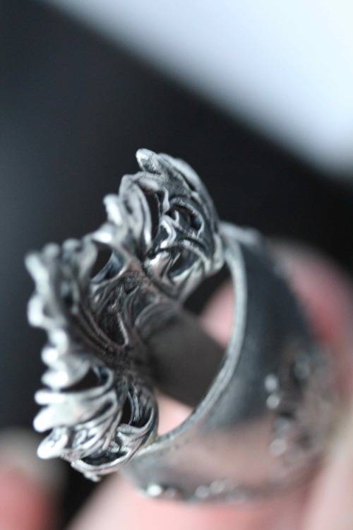 UNUSUAL VINTAGE COLLECTABLE TUSSIE MUSSIE (BOUTONNIER) BROOCH FOR FRESH FLOWER POSY