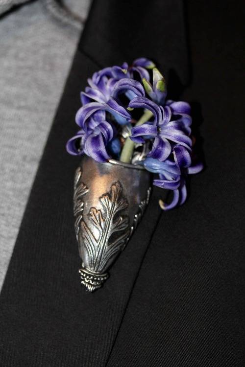 UNUSUAL VINTAGE COLLECTABLE TUSSIE MUSSIE (BOUTONNIER) BROOCH FOR FRESH FLOWER POSY