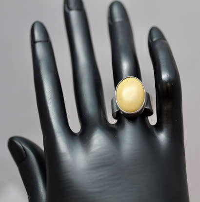 VINTAGE YELLOW/TOFFEE BALTIC AMBER STERLING SILVER RING. 925. LARGE OVAL CABOCHON HEAVY 4,8g