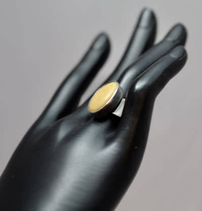 VINTAGE YELLOW/TOFFEE BALTIC AMBER STERLING SILVER RING. 925. LARGE OVAL CABOCHON HEAVY 4,8g