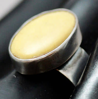 VINTAGE YELLOW/TOFFEE BALTIC AMBER STERLING SILVER RING. 925. LARGE OVAL CABOCHON HEAVY 4,8g