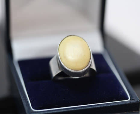 VINTAGE YELLOW/TOFFEE BALTIC AMBER STERLING SILVER RING. 925. LARGE OVAL CABOCHON HEAVY 4,8g