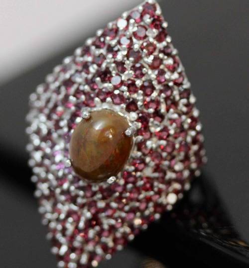 LARGE STERLING SILVER RING NATURAL HOT RAINBOW BLACK OPAL CABOCHON AND REAL GARNET GEMSTONES