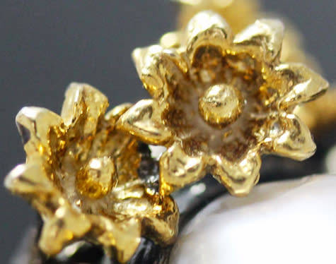 UNUSUAL HANDCRAFTED NATURAL PEARL CABOCHON GUNMETAL-& GOLDHUED STERLING SILVER LARGE RAISED DESIGN