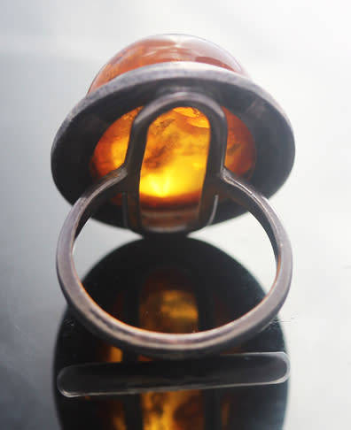 LARGE VINTAGE NATURAL BALTIC AMBER FROM BUDAPEST STERLING SILVER RING. FASCINATING INCLUSIONS!