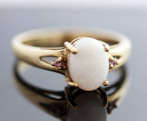 VINTAGE OPAL SOLITAIRE CABOCHON 9CT YELLOW GOLD RING WITH PINK SAPPHIRE ACCENTS - INCREDIBLE LUSTRE!