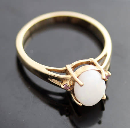 VINTAGE OPAL SOLITAIRE CABOCHON 9CT YELLOW GOLD RING WITH PINK SAPPHIRE ACCENTS - INCREDIBLE LUSTRE!