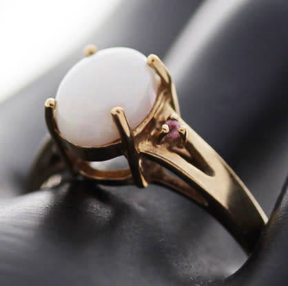 VINTAGE OPAL SOLITAIRE CABOCHON 9CT YELLOW GOLD RING WITH PINK SAPPHIRE ACCENTS - INCREDIBLE LUSTRE!