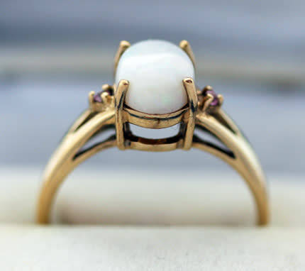 VINTAGE OPAL SOLITAIRE CABOCHON 9CT YELLOW GOLD RING WITH PINK SAPPHIRE ACCENTS - INCREDIBLE LUSTRE!