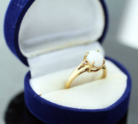 VINTAGE OPAL SOLITAIRE CABOCHON 9CT YELLOW GOLD RING WITH PINK SAPPHIRE ACCENTS - INCREDIBLE LUSTRE!