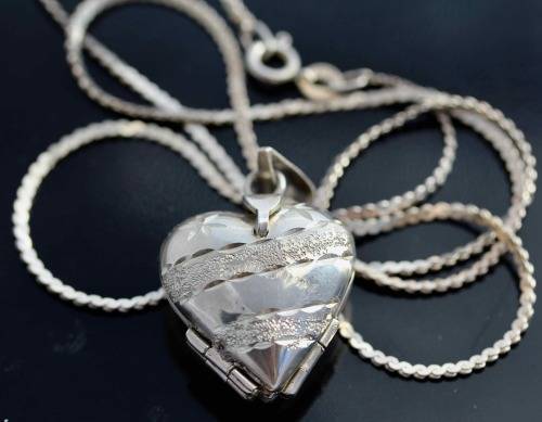 UNUSUAL AND COLLECTABLE MULTI-HEART DESIGN LOCKET IN STERLING SILVER. 4 LOCKETS for 4 PHOTOGRAPHS!
