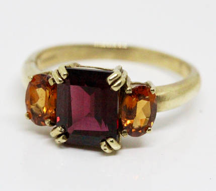 EYE-CATCHING VINTAGE GARNET AND FIRE OPAL 9CT YELLOW GOLD RING. GORGEOUS STRONG COLOURS