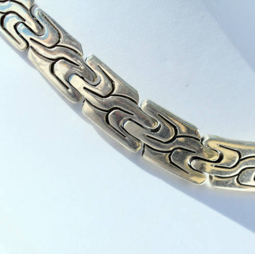 STRIKING SOLID HEAVY 111 gram STERLING SILVER NECKLACE WITH INTERESTING MOTIF. 925 AND 950 HALLMARKS