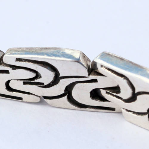 STRIKING SOLID HEAVY 111 gram STERLING SILVER NECKLACE WITH INTERESTING MOTIF. 925 AND 950 HALLMARKS