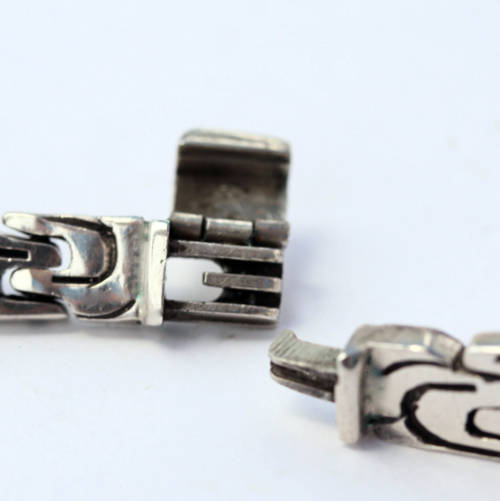 STRIKING SOLID HEAVY 111 gram STERLING SILVER NECKLACE WITH INTERESTING MOTIF. 925 AND 950 HALLMARKS