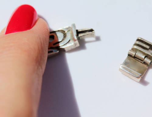 STRIKING SOLID HEAVY 111 gram STERLING SILVER NECKLACE WITH INTERESTING MOTIF. 925 AND 950 HALLMARKS