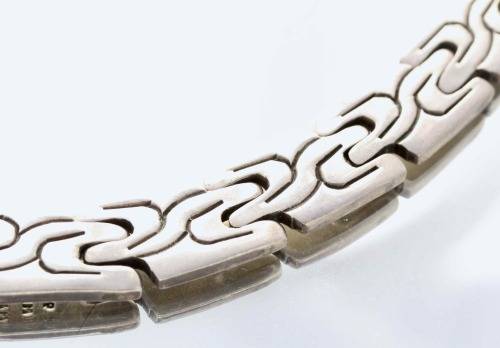 STRIKING SOLID HEAVY 111 gram STERLING SILVER NECKLACE WITH INTERESTING MOTIF. 925 AND 950 HALLMARKS