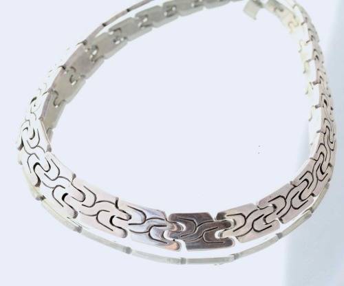 STRIKING SOLID HEAVY 111 gram STERLING SILVER NECKLACE WITH INTERESTING MOTIF. 925 AND 950 HALLMARKS