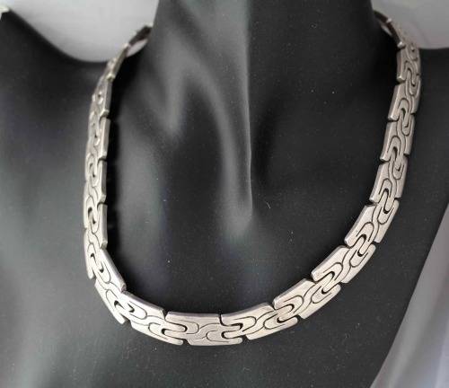 STRIKING SOLID HEAVY 111 gram STERLING SILVER NECKLACE WITH INTERESTING MOTIF. 925 AND 950 HALLMARKS