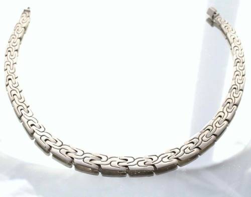STRIKING SOLID HEAVY 111 gram STERLING SILVER NECKLACE WITH INTERESTING MOTIF. 925 AND 950 HALLMARKS