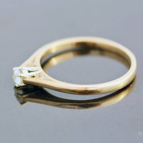 DAINTY ENGLISH VINTAGE DIAMOND SOLITAIRE 9CT GOLD RING. INDEPENDENT JEWELLER CERT R10`000
