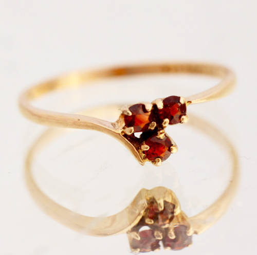 DAINTY ENGLISH VINTAGE GARNET TRILOGY 9CT YELLOW GOLD RING LONDON ASSAY HALLMARK