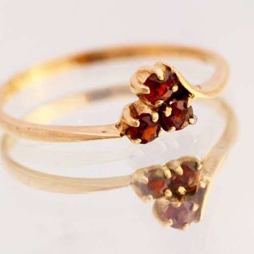 DAINTY ENGLISH VINTAGE GARNET TRILOGY 9CT YELLOW GOLD RING LONDON ASSAY HALLMARK