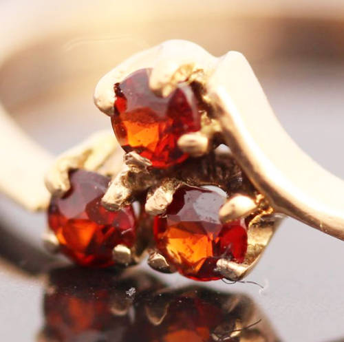 DAINTY ENGLISH VINTAGE GARNET TRILOGY 9CT YELLOW GOLD RING LONDON ASSAY HALLMARK