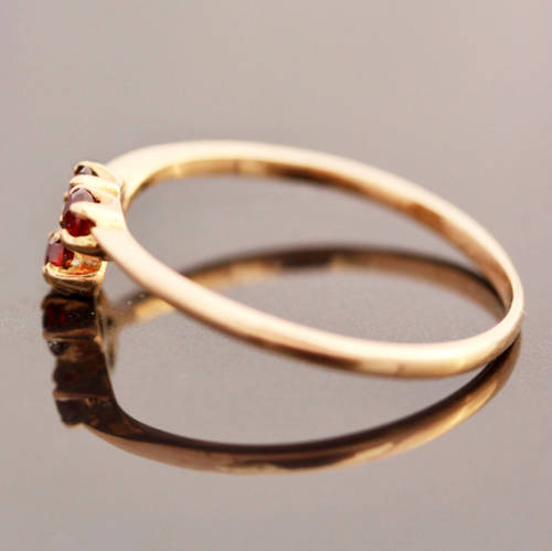 DAINTY ENGLISH VINTAGE GARNET TRILOGY 9CT YELLOW GOLD RING LONDON ASSAY HALLMARK