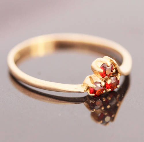 DAINTY ENGLISH VINTAGE GARNET TRILOGY 9CT YELLOW GOLD RING LONDON ASSAY HALLMARK