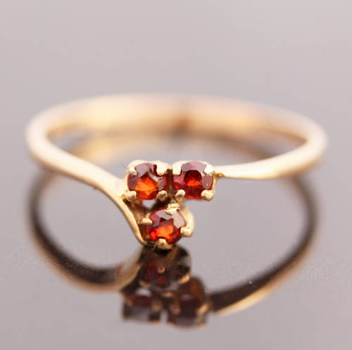 DAINTY ENGLISH VINTAGE GARNET TRILOGY 9CT YELLOW GOLD RING LONDON ASSAY HALLMARK