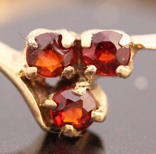 DAINTY ENGLISH VINTAGE GARNET TRILOGY 9CT YELLOW GOLD RING LONDON ASSAY HALLMARK