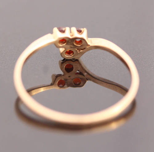 DAINTY ENGLISH VINTAGE GARNET TRILOGY 9CT YELLOW GOLD RING LONDON ASSAY HALLMARK