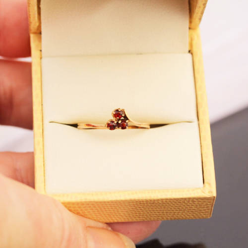 DAINTY ENGLISH VINTAGE GARNET TRILOGY 9CT YELLOW GOLD RING LONDON ASSAY HALLMARK