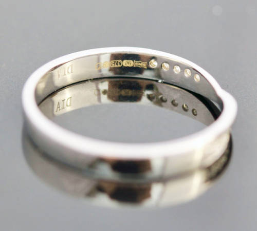 SIMPLE ELEGANT DIAMOND 9CT WHITE GOLD RING TWISTED FEATURE ENGLISH PIECE SHEFFIELD ASSAY