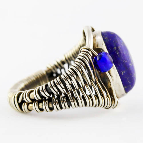 LARGE HANDCRAFTED LAPIS LAZULI CABOCHON and STERLING SILVER RING. INTERESTING WIRE DETAILING. 925