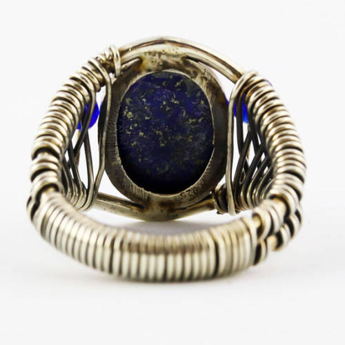 LARGE HANDCRAFTED LAPIS LAZULI CABOCHON and STERLING SILVER RING. INTERESTING WIRE DETAILING. 925