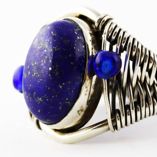 LARGE HANDCRAFTED LAPIS LAZULI CABOCHON and STERLING SILVER RING. INTERESTING WIRE DETAILING. 925