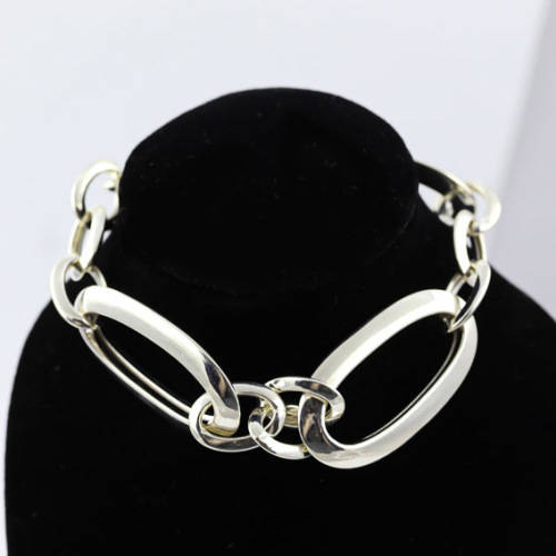 LARGE ELONGATED LOOP LINK ITALIAN SOLID STERLING SILVER BRACELET WITH LARGE CLASP. 925. ITALY