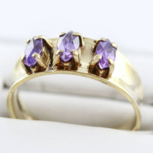 ENGLISH 9ct YELLOW GOLD RING.GLORIOUS ROYAL COLOUR REAL AMETHYSTS. JEWELLER CERT R10`000 incl
